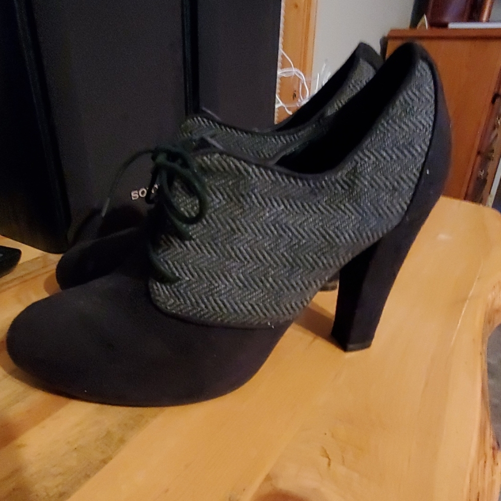Shoes - Picture 4 of 4